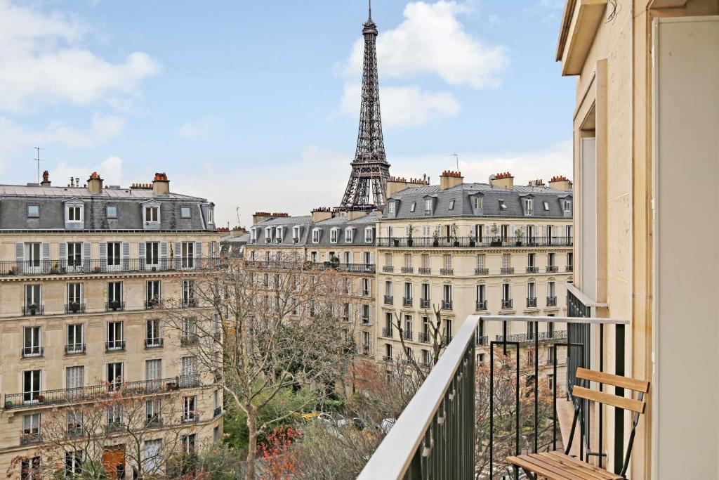 a balcony with a view of the eiffel tower at Appartement Luxueux - 2BR 6P -Vue Tour Eiffel in Paris