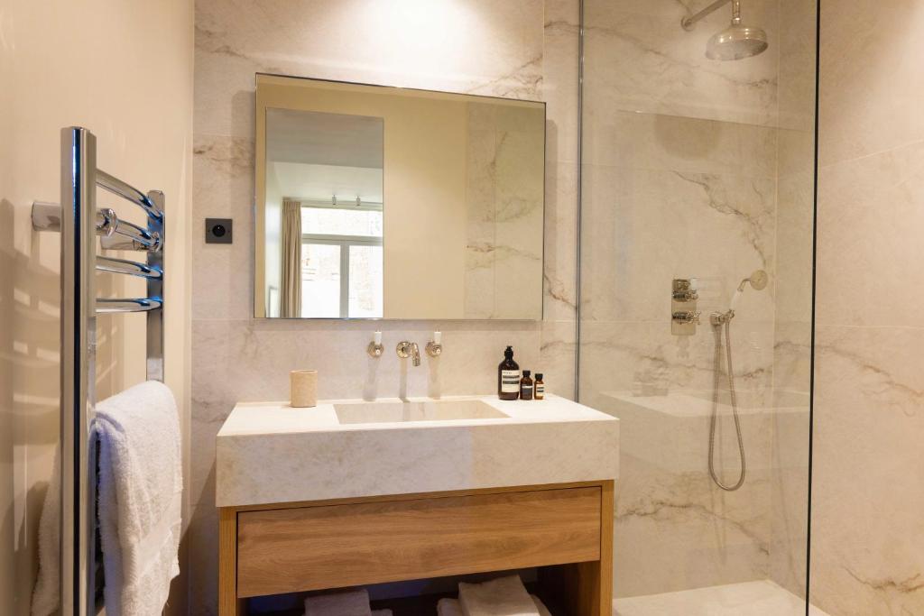 a bathroom with a sink and a shower at Appartement Luxueux - 2BR 6P -Vue Tour Eiffel in Paris