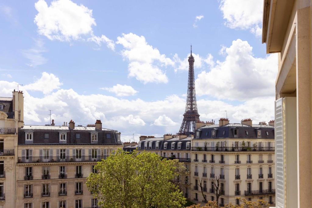 a view of the eiffel tower and buildings at Appartement Luxueux - 2BR 6P -Vue Tour Eiffel in Paris