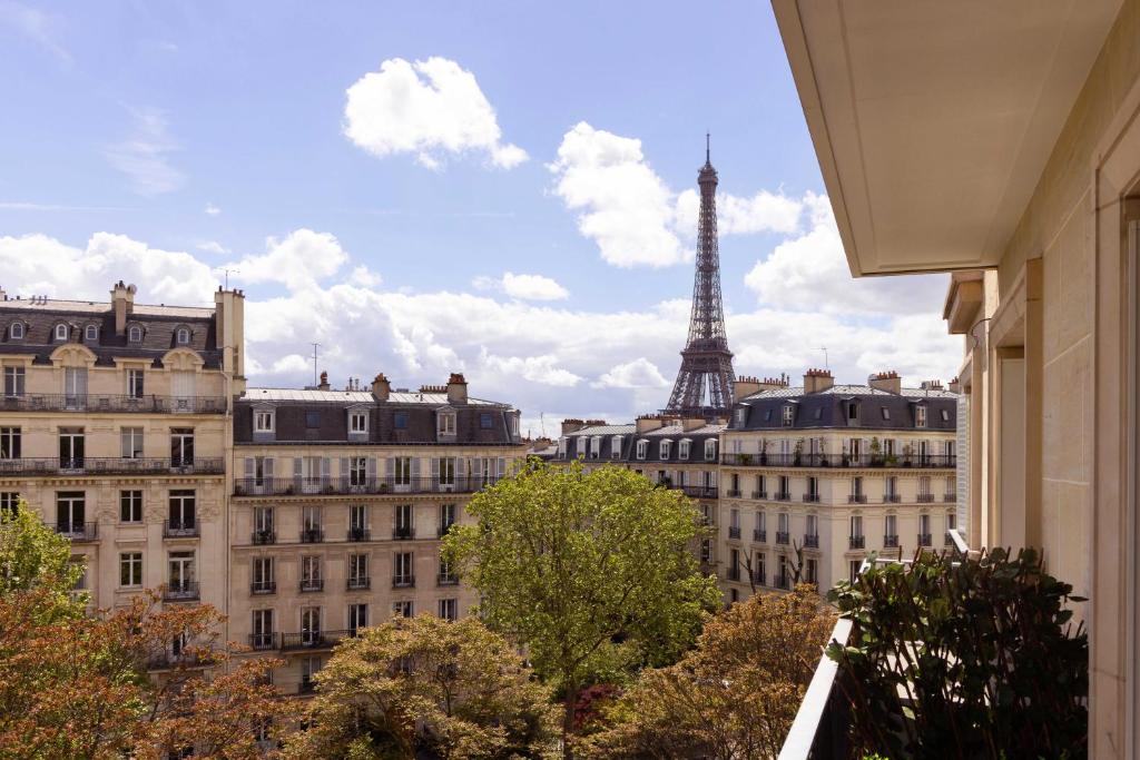 a view of the eiffel tower from a building at Appartement Luxueux - 2BR 6P -Vue Tour Eiffel in Paris