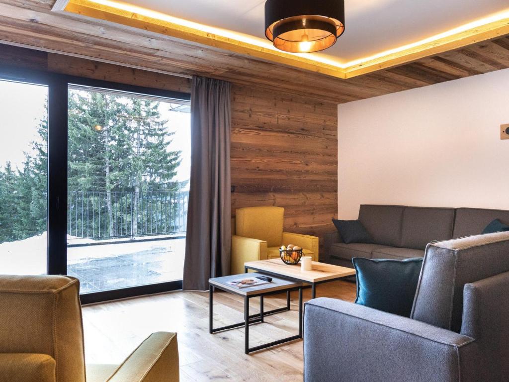 un salon avec un canapé et une table dans l'établissement Duplex 4 pièces familial avec terrasse - FR-1-275-215, à La Rosière