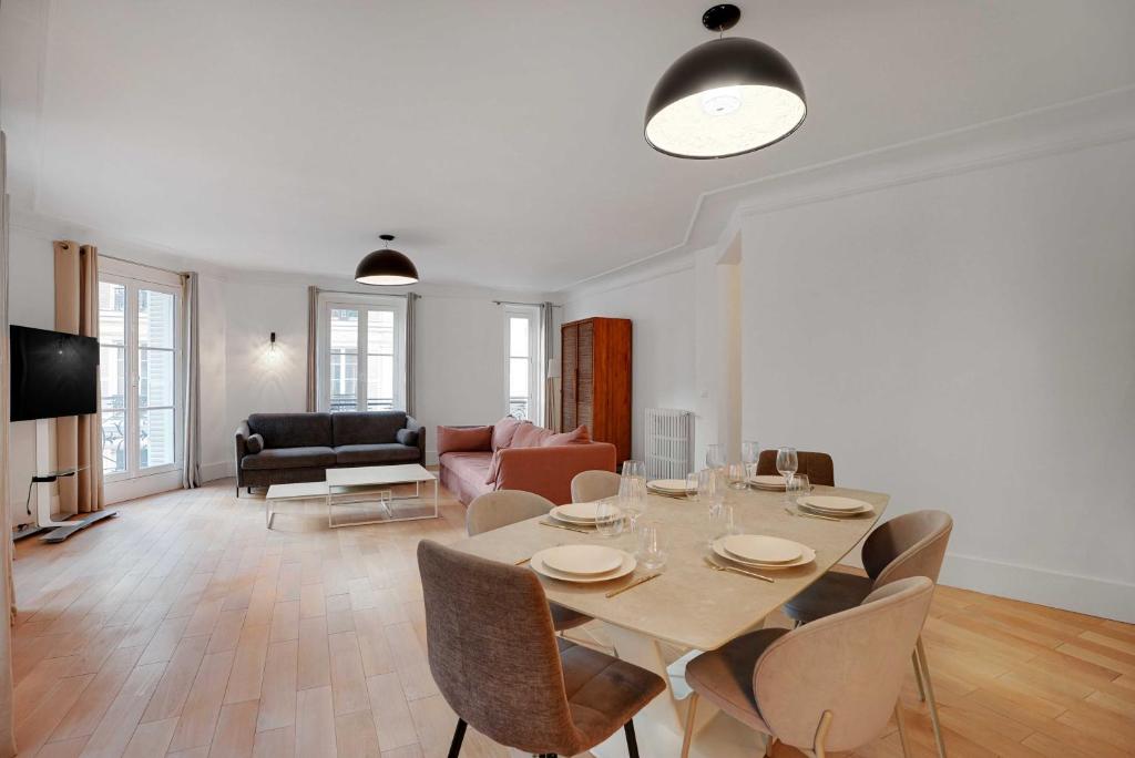 un salon avec une table, des chaises et un canapé dans l'établissement Cosy apartment - 2BR-6P - Saint-Germain-des-Prés, à Paris