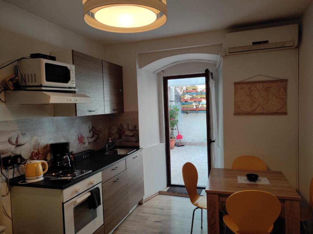 Kuchyňa alebo kuchynka v ubytovaní apartman Rijeka