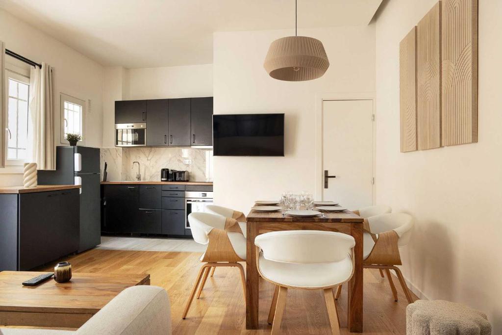 une cuisine et une salle à manger avec une table et des chaises dans l'établissement Amazing apartment - 2BR-6P - Nation, à Paris
