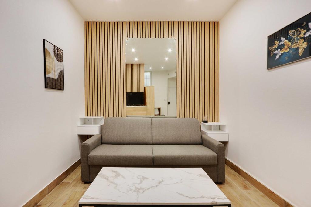 un salon avec un canapé et une table dans l'établissement Cosy studio for 2P - République-Marais, à Paris