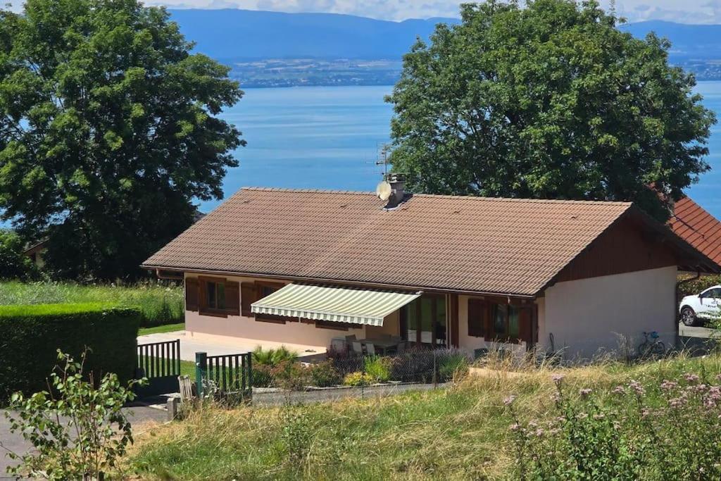 une maison avec vue sur l'eau dans l'établissement Villa Reflet, à Maxilly-sur-Léman