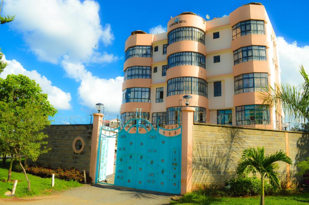 un edificio con una puerta azul delante de él en Stardom Hotel en Nairobi