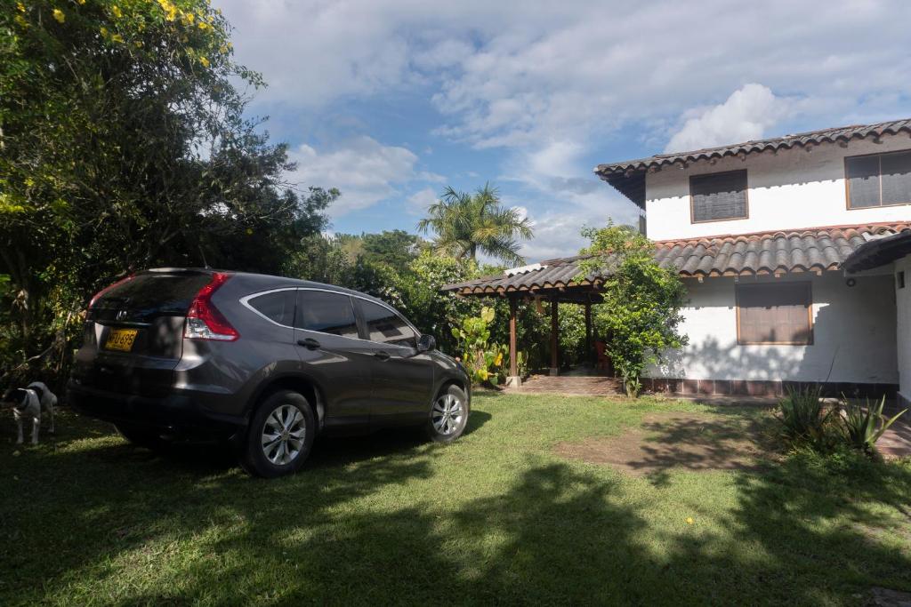 RíobravoにあるCasa Fincas Calimaの家の隣の庭に駐車した車