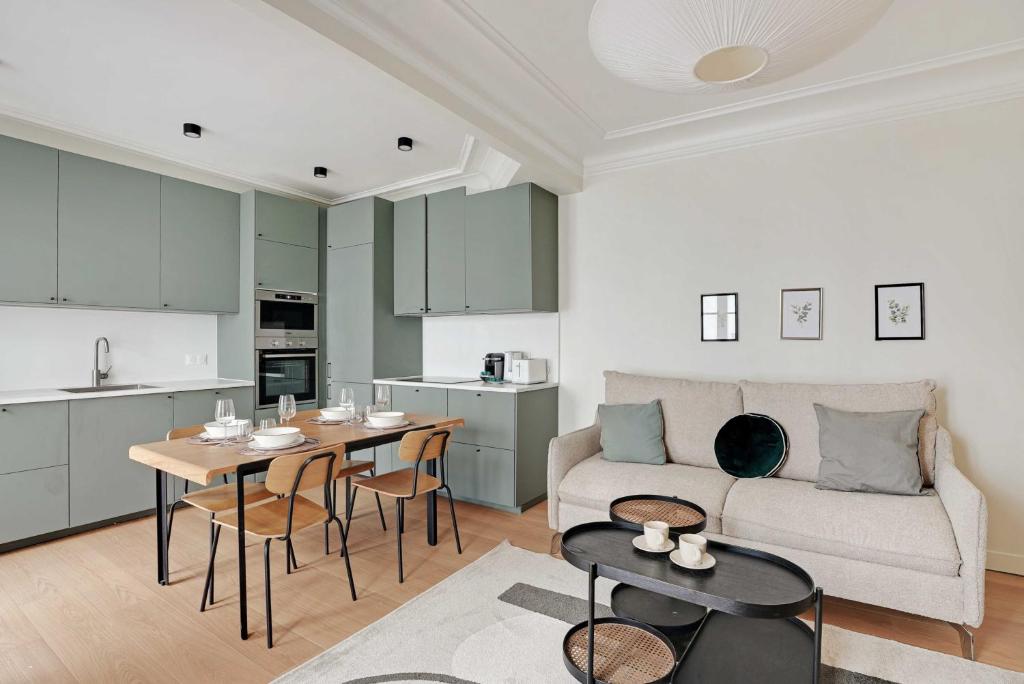 un salon avec un canapé et une table dans l'établissement Authentic apartment - 3BR-8P - Clignancourt, à Paris