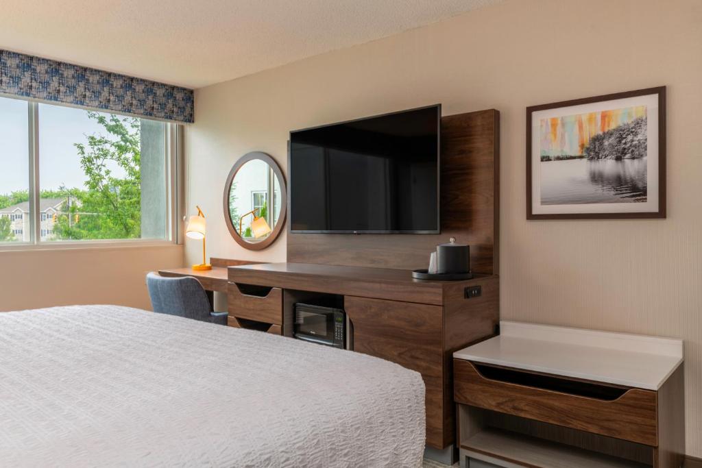 Hampton Inn Manchester Downtown photo