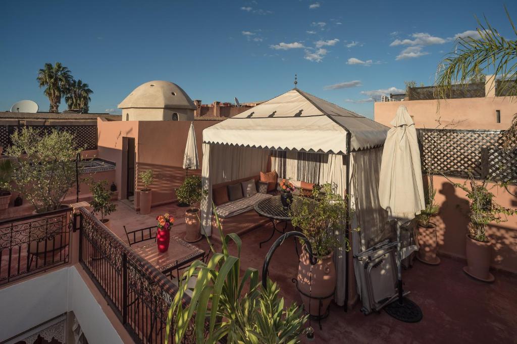 - un balcon avec une tente et des plantes dans l'établissement Riad Dar Attika, à Marrakech