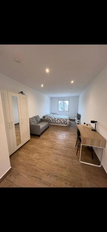 un salon avec un canapé et une table dans l'établissement Appart hotel La Molle, à Berre-lʼÉtang