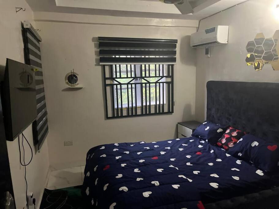 Postel nebo postele na pokoji v ubytování COZY and EXOTIC 3 BED 2 BATH WITH 24HRS LIGHT AND 20 MINS TO AIRPORT