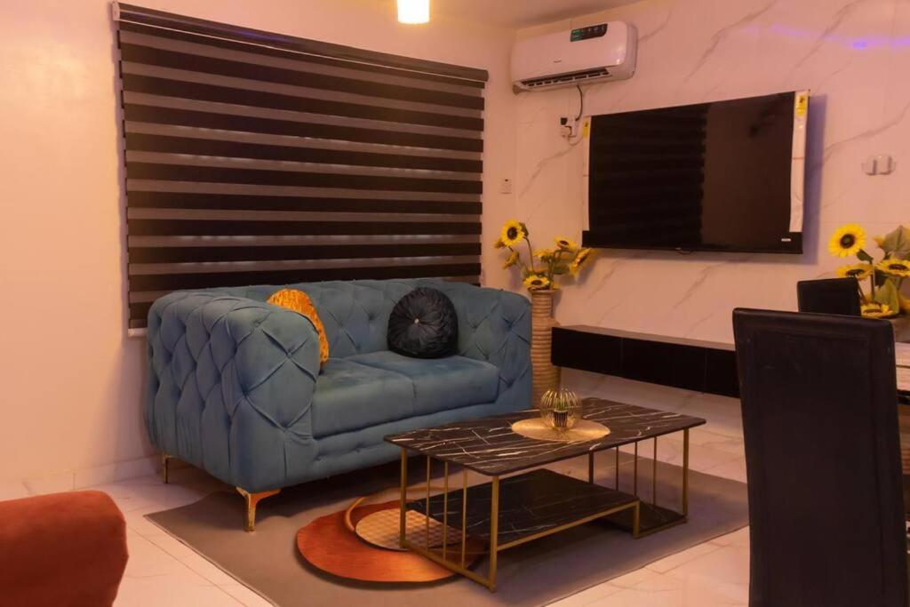 Posezení v ubytování COZY and EXOTIC 3 BED 2 BATH WITH 24HRS LIGHT AND 20 MINS TO AIRPORT