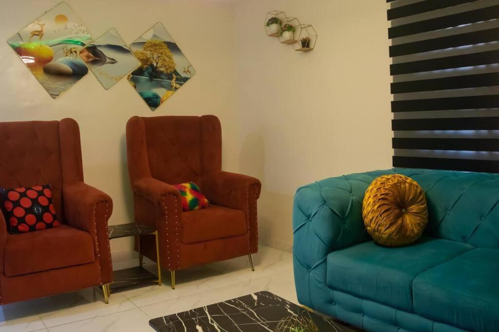 Posezení v ubytování COZY and EXOTIC 3 BED 2 BATH WITH 24HRS LIGHT AND 20 MINS TO AIRPORT