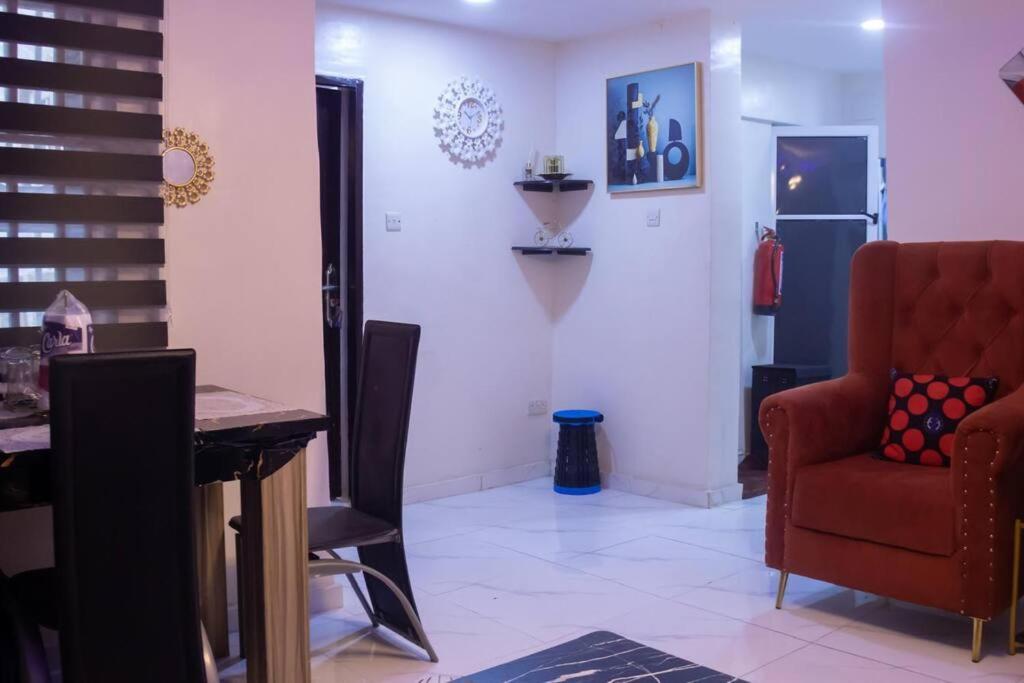 Posezení v ubytování COZY and EXOTIC 3 BED 2 BATH WITH 24HRS LIGHT AND 20 MINS TO AIRPORT
