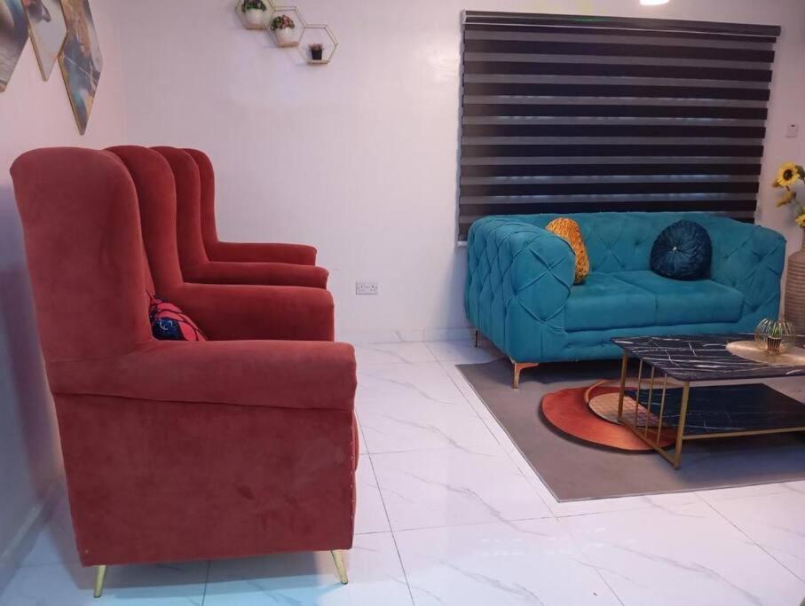 Posezení v ubytování COZY and EXOTIC 3 BED 2 BATH WITH 24HRS LIGHT AND 20 MINS TO AIRPORT