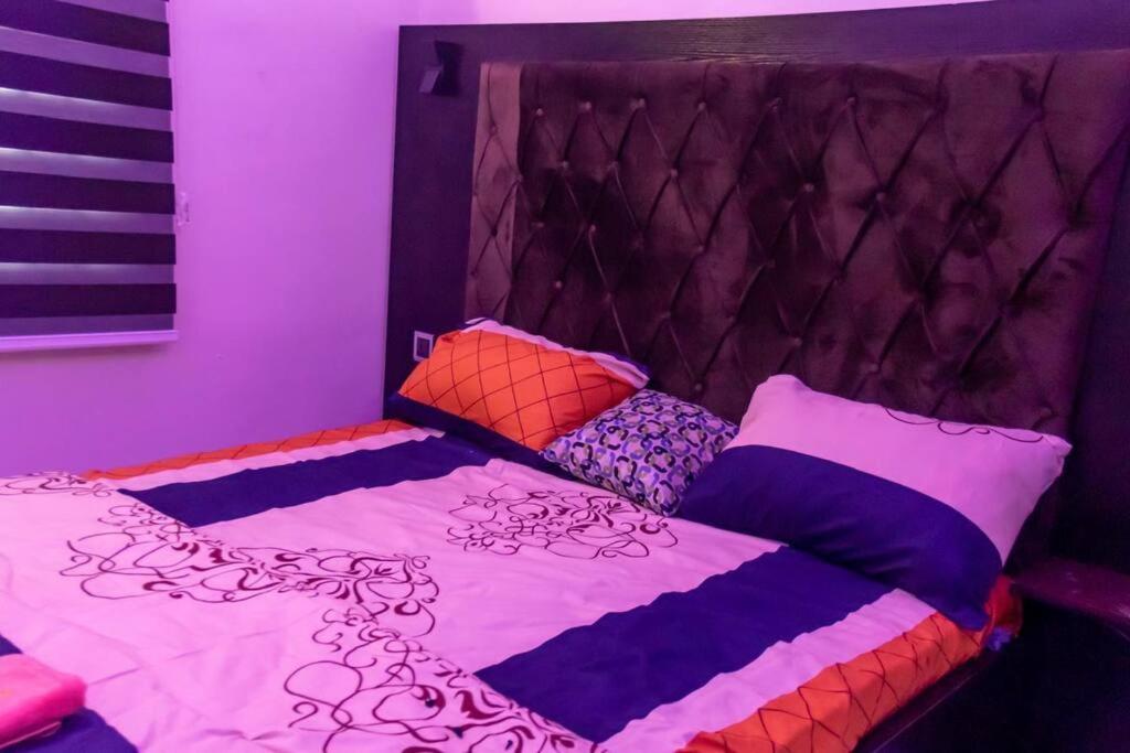 Postel nebo postele na pokoji v ubytování COZY and EXOTIC 3 BED 2 BATH WITH 24HRS LIGHT AND 20 MINS TO AIRPORT