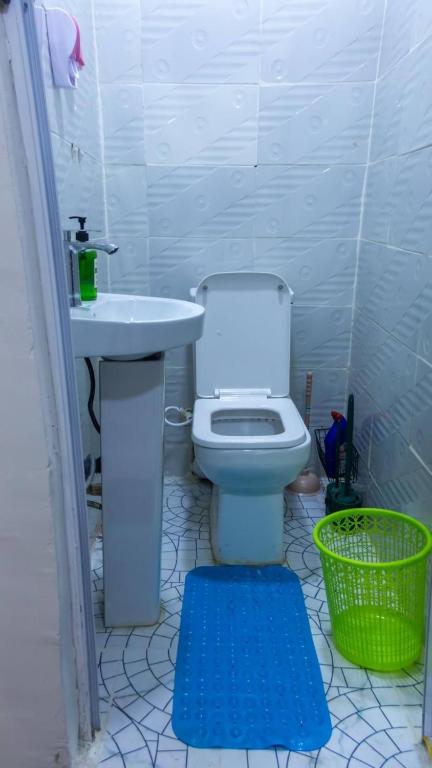 Koupelna v ubytování COZY and EXOTIC 3 BED 2 BATH WITH 24HRS LIGHT AND 20 MINS TO AIRPORT