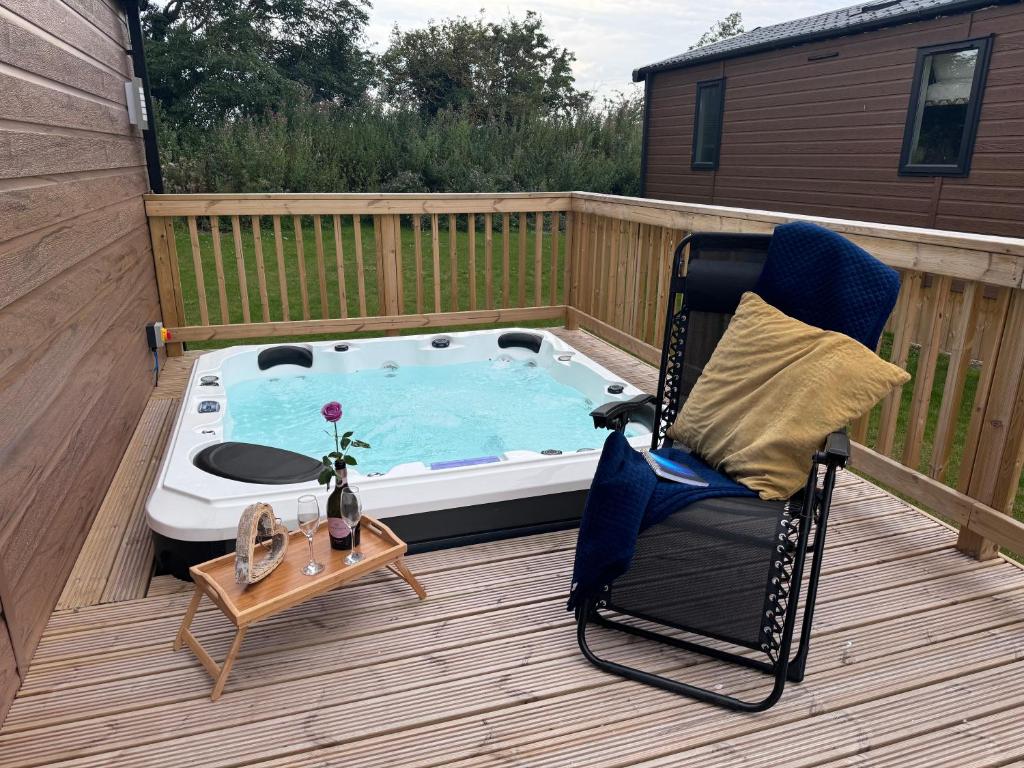Hot Tub Lodge - York - Fishing Lakes - Free Parking - 5 Star Country Park - 5