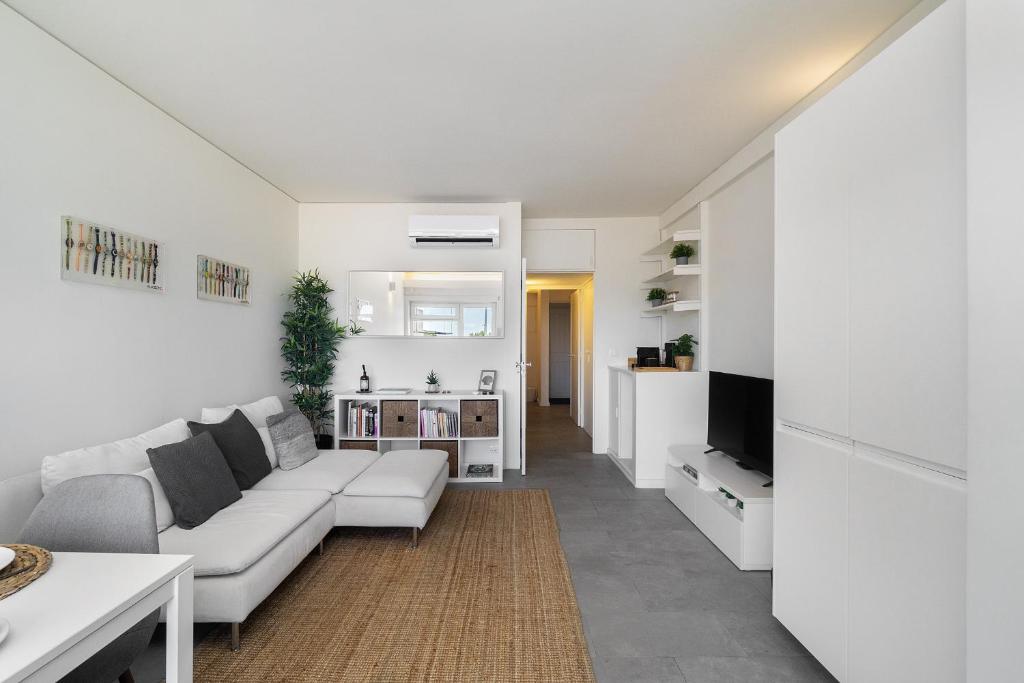 TV/trung tâm giải trí tại WHome Study & Surf Carcavelos 1-BED by Beach & Nova SBE