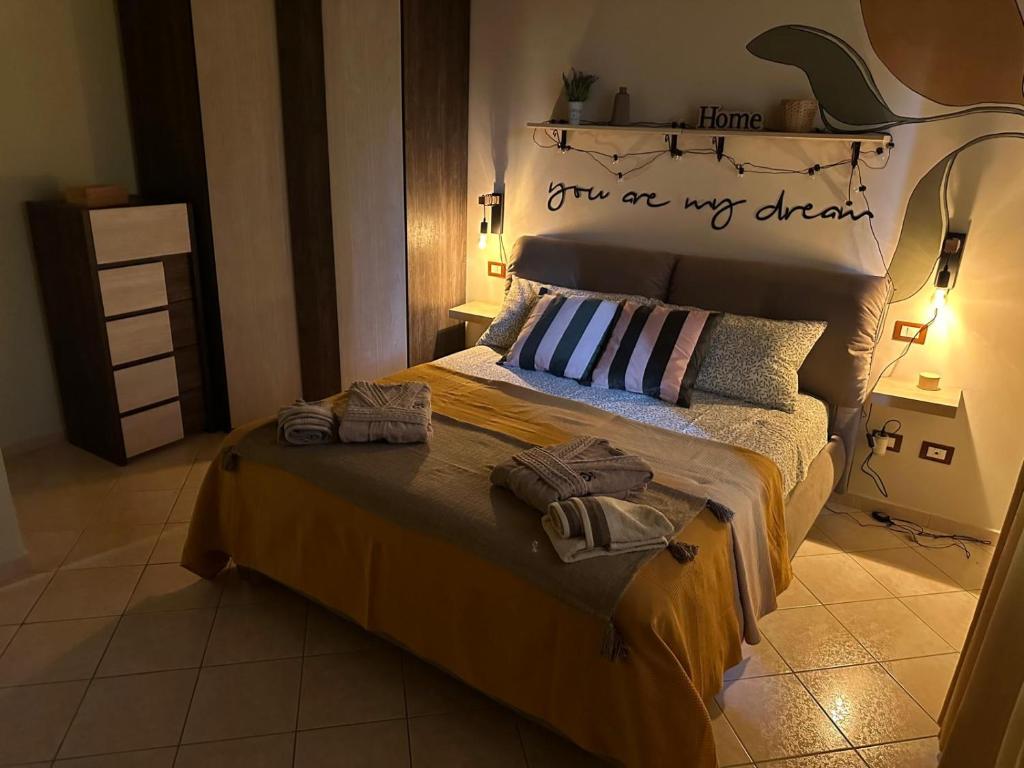 una camera da letto con un letto con due asciugamani sopra di Mariella sul borgo a Ronciglione