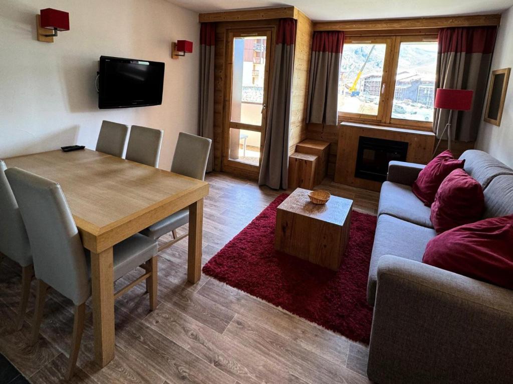 un salon avec une table et un canapé dans l'établissement Résidence Le Centaure - 2 Pièces pour 4 Personnes 681, à Aime La Plagne