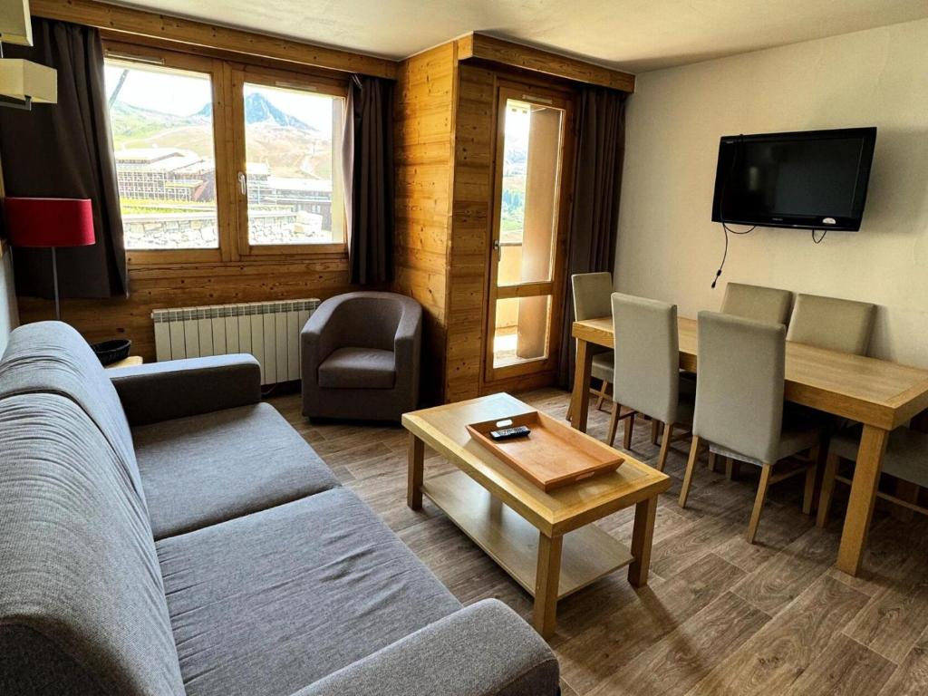 un salon avec un canapé et une table dans l'établissement Résidence Le Centaure - 2 Pièces pour 4 Personnes 691, à Aime La Plagne