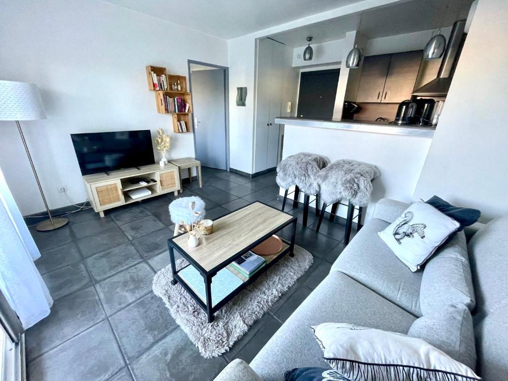 un salon avec un canapé et une table dans l'établissement Home Sweet Home, à Antibes