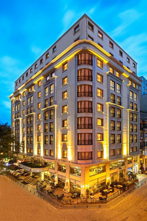 伊斯坦布尔Arts Hotel Taksim的一座前面有灯光的大楼