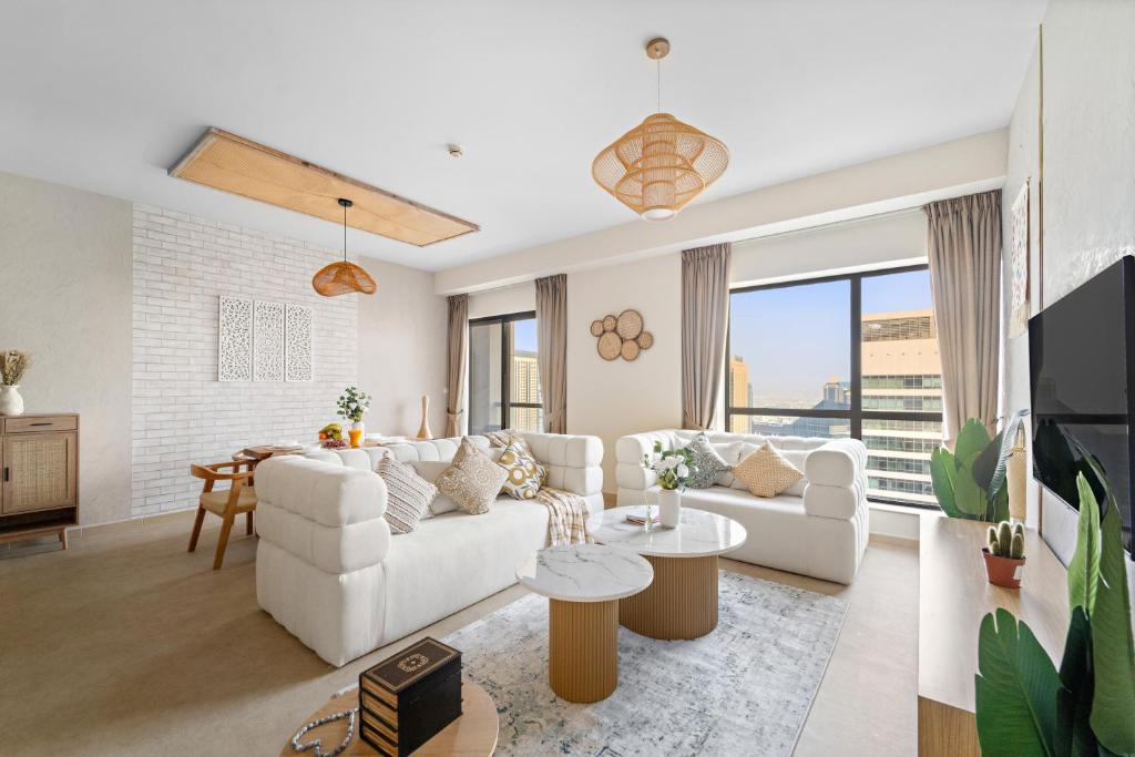 Aesthetic Beach Apartment , Sleeps 6, Pool, Gym & Waterfront Views ...