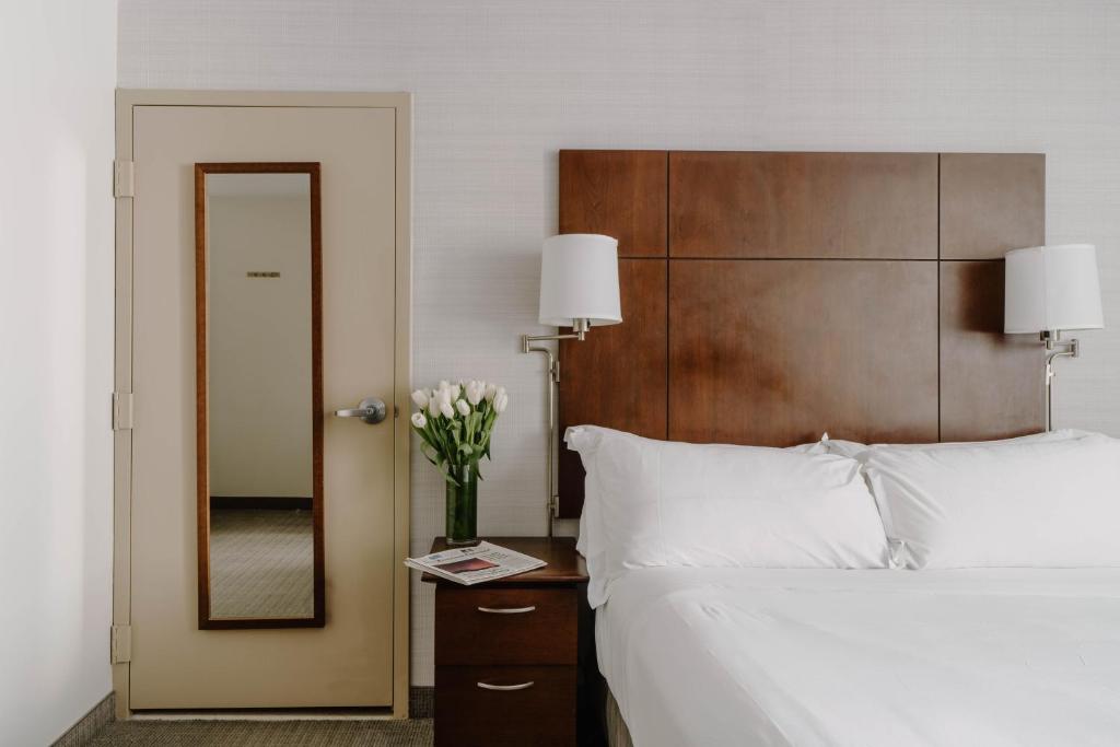Ein Bett oder Betten in einem Zimmer der Unterkunft Club Quarters Hotel Embarcadero, San Francisco
