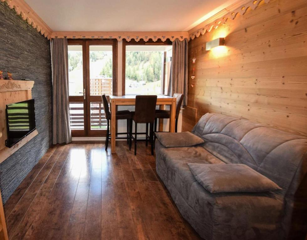 un salon avec un canapé et une table dans l'établissement Résidence L'aconcagua - Studio 2 personnes - ACONCAGUA - PLAGNE CENTRE MAE-4671, à La Plagne Tarentaise