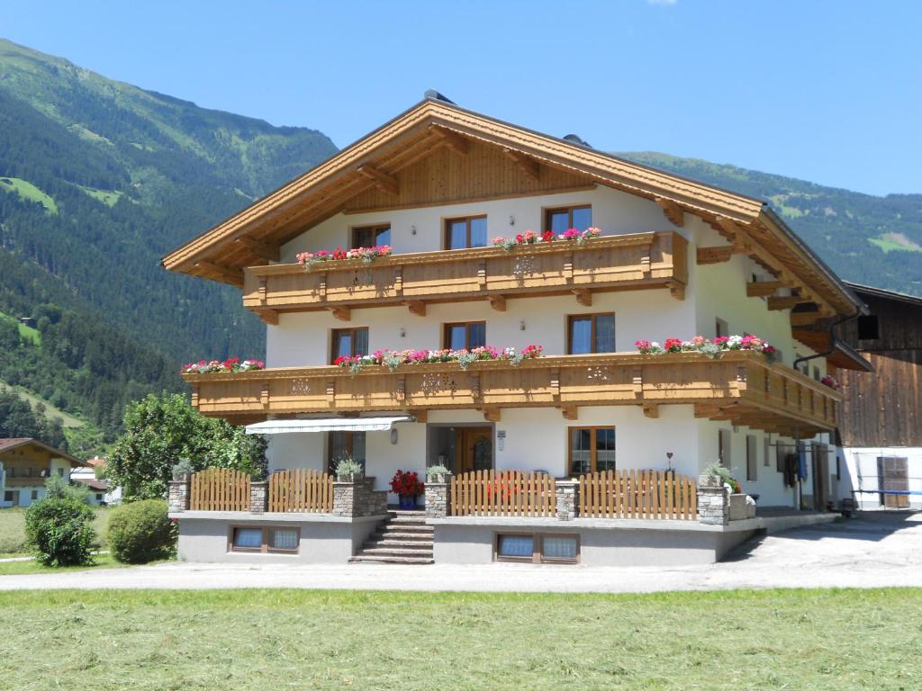 una casa grande con flores en el balcón en Jogglerhof, en Ramsau im Zillertal