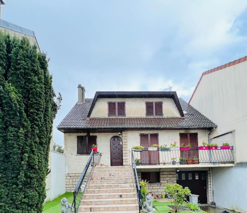 une maison avec un escalier qui y mène dans l'établissement Magnifique villa proche de paris, au Blanc-Mesnil