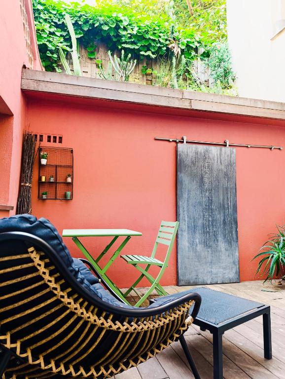 un hamac assis sur une terrasse avec une table et des chaises dans l'établissement Design Appartment 100sqm close to Palais Beach and Restaurants, à Cannes
