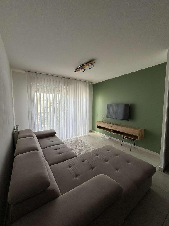 une chambre avec un lit et une télévision à écran plat dans l'établissement Appartement T2 Moderne, à Saint-Priest