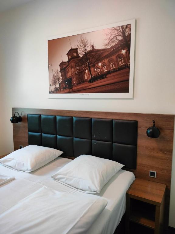 Una cama o camas en una habitación de Hotel Jomfru Ane