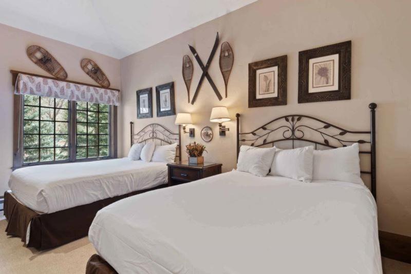 Un dormitorio con dos camas y dos ventanas. en The Charter at Beaver Creek G415, en Beaver Creek