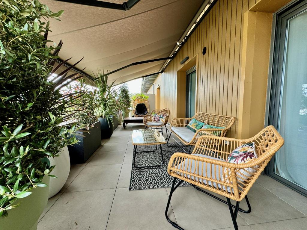 Ruang duduk di T3 Neuf 68m2 & Terrasse 33m2 en dernier étage avec parking privatif couvert classé 4 étoiles