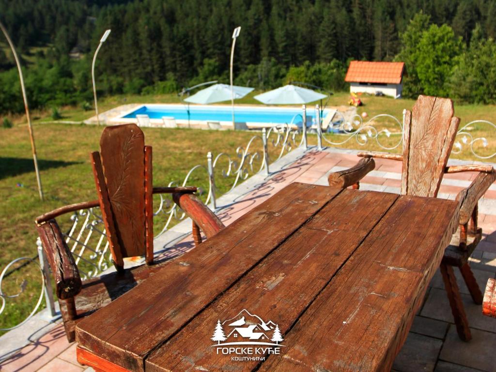 Bazén v ubytování Gorske Kuće nebo v jeho okolí