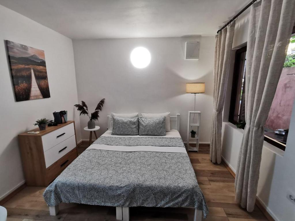 Postel nebo postele na pokoji v ubytování Monte Sonia Apartments
