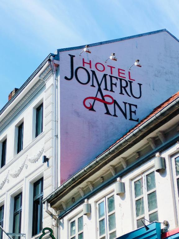 Un certificado, premio, letrero u otro documento en Hotel Jomfru Ane