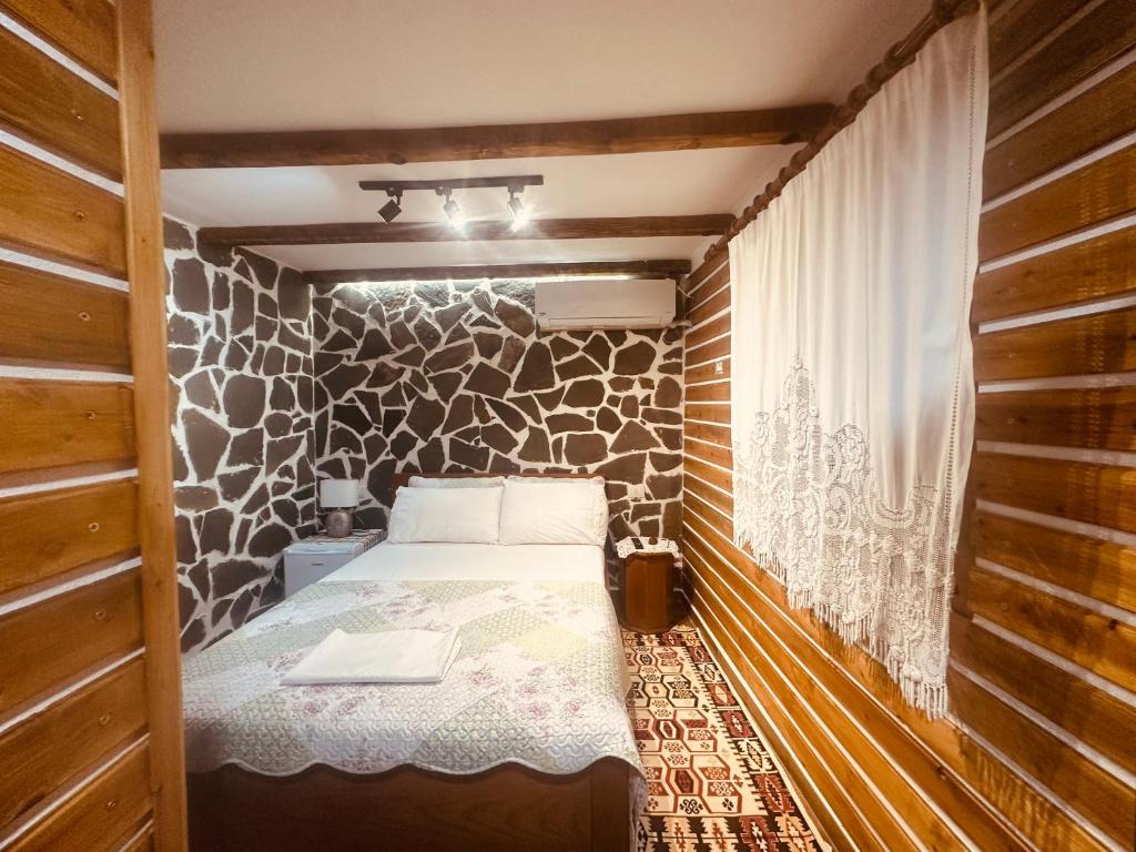Postel nebo postele na pokoji v ubytování Ahmetaj Guest House