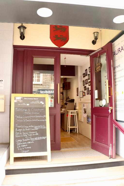 Certifikát, hodnocení, plakát nebo jiný dokument vystavený v ubytování Logis Hôtel-Restaurant La Coupe d'Or