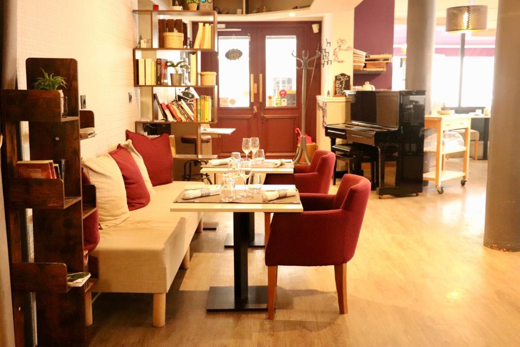Posezení v ubytování Logis Hôtel-Restaurant La Coupe d'Or