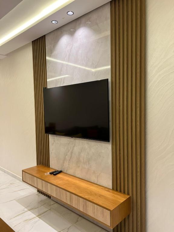 TV a/nebo společenská místnost v ubytování Fnideq