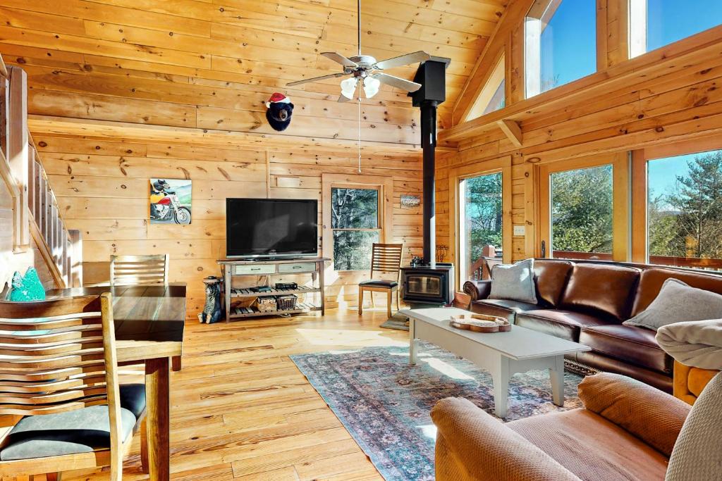 TV a/nebo společenská místnost v ubytování Black Bear Lodge