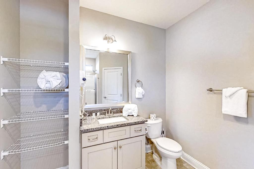 ein Badezimmer mit Toilette, Waschbecken und Spiegel in der Unterkunft Old Bryan Salento - A in Myrtle Beach