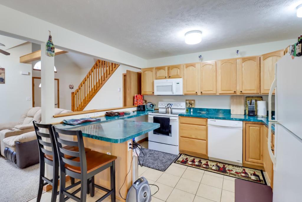 Kuchyň nebo kuchyňský kout v ubytování Pet-Friendly Pocono Lake Oasis with Game Room!